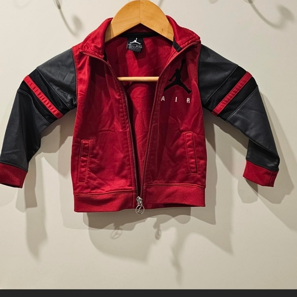 NIKE AIR JORDAN 24M KIDS RED & BLACK ZIP UP JACKET. - Picture 6 of 7